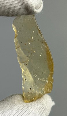 Lot 54 - A NEOLITHIC SCRAPING TOOL IN DESERT GLASS...