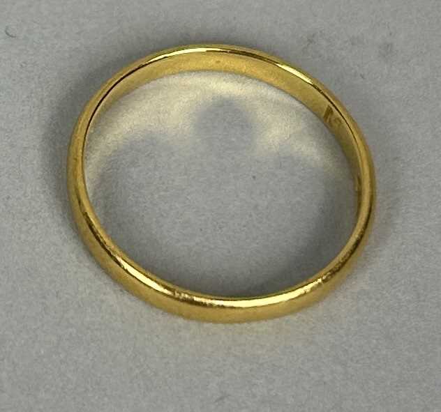 Lot 60 - A 22CT GOLD WEDDING BAND