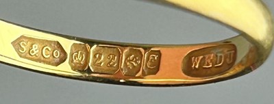 Lot 60 - A 22CT GOLD WEDDING BAND