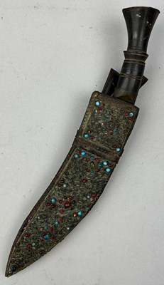 Lot 129 - AN ISLAMIC KUKRI IN SHEATH DECORATED WITH...