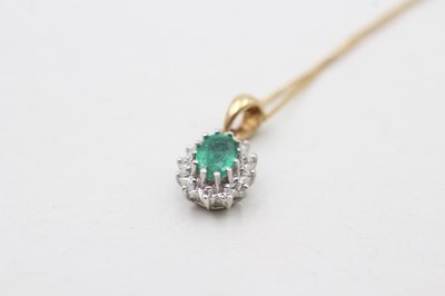 Lot 86 - A 9CT GOLD EMERALD AND DIAMOND HALO SET PENDANT ON CHAIN (1.7g)
