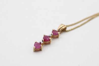 Lot 88 - A 9CT GOLD RUBY AND DIAMOND DROP PENDANT NECKLACE (2g)