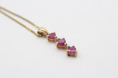 Lot 88 - A 9CT GOLD RUBY AND DIAMOND DROP PENDANT NECKLACE (2g)