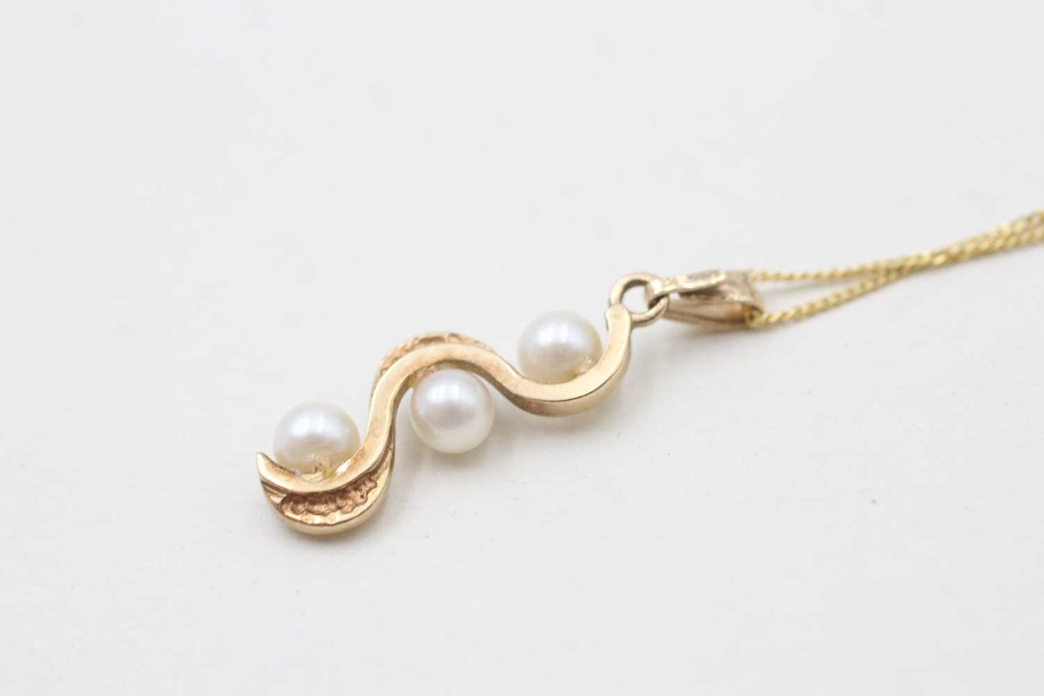 Lot 89 - A 9CT GOLD CULTURED PEARL DROP NECKLACE (1.7g)