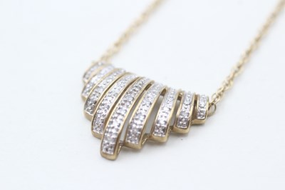 Lot 90 - A 9CT GOLD DIAMOND NECKLACE (5.6g)