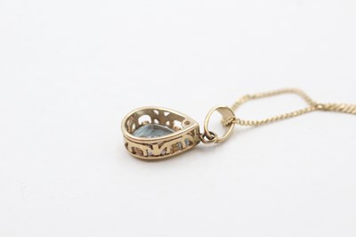 Lot 92 - A 9CT GOLD PEARL CUT BLUE TOPAZ PENDANT NECKLACE (1.3g)