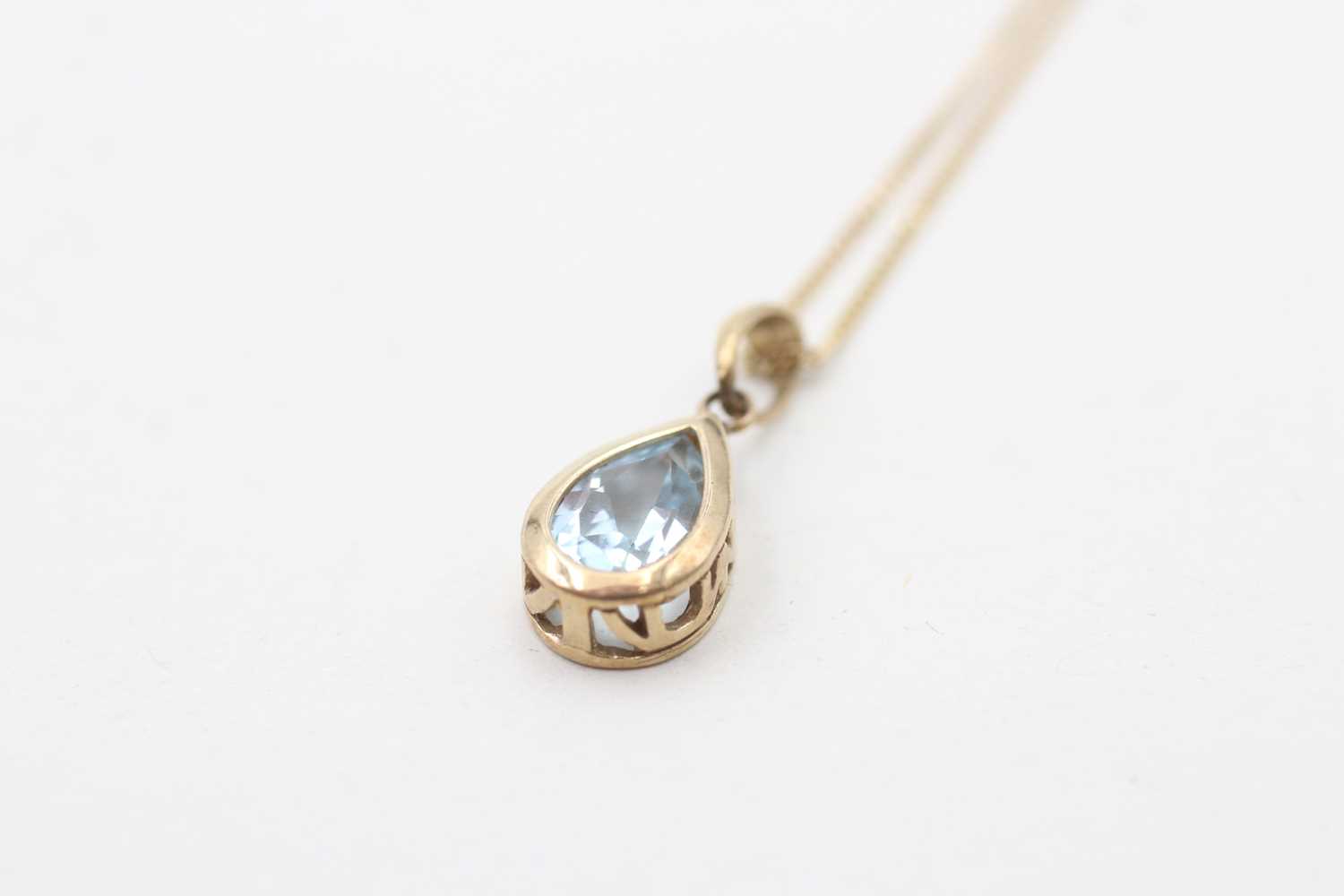 Lot 92 - A 9CT GOLD PEARL CUT BLUE TOPAZ PENDANT NECKLACE (1.3g)