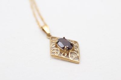 Lot 93 - A 9CT GOLD GARNET VINTAGE STYLE PENDANT (1.6g)