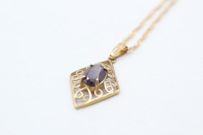 Lot 93 - A 9CT GOLD GARNET VINTAGE STYLE PENDANT (1.6g)