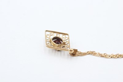 Lot 93 - A 9CT GOLD GARNET VINTAGE STYLE PENDANT (1.6g)