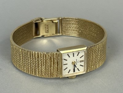 Lot 54 - A 9CT GOLD OMEGA LADIES WRISTWATCH