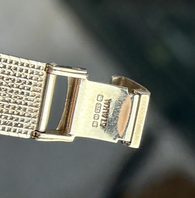 Lot 54 - A 9CT GOLD OMEGA LADIES WRISTWATCH