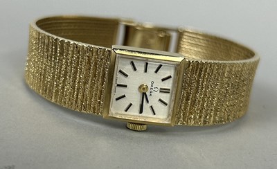 Lot 54 - A 9CT GOLD OMEGA LADIES WRISTWATCH