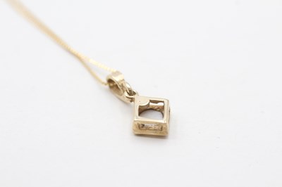 Lot 94 - A 9CT GOLD OPAL PENDANT NECKLACE (1.5g)