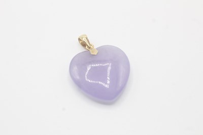 Lot 95 - A 14CT GOLD LAVENDER JADE HEART SHAPE PENDANT (4g)