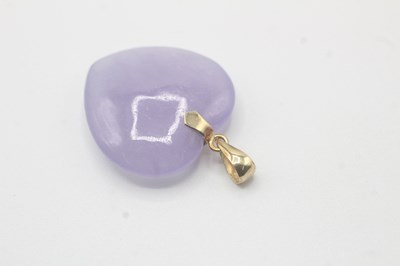 Lot 95 - A 14CT GOLD LAVENDER JADE HEART SHAPE PENDANT (4g)