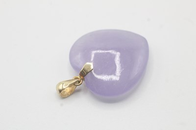 Lot 95 - A 14CT GOLD LAVENDER JADE HEART SHAPE PENDANT (4g)