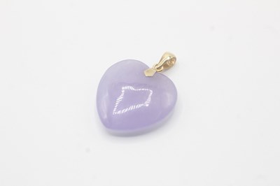 Lot 95 - A 14CT GOLD LAVENDER JADE HEART SHAPE PENDANT (4g)