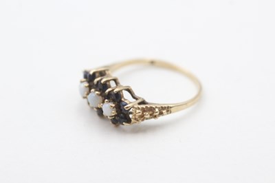 Lot 96 - A 9CT GOLD SAPPHIRE AND OPAL FLORAL CLUSTER RING (1.8g)