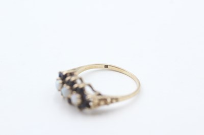 Lot 96 - A 9CT GOLD SAPPHIRE AND OPAL FLORAL CLUSTER RING (1.8g)
