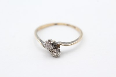 Lot 97 - A 9CT GOLD AND PLATINUM DIAMOND TOI ET MOI RING (1.8g)