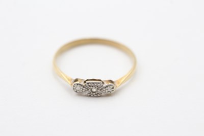 Lot 100 - 18CT GOLD AND PLATINUM THREE STONE RING (1.6g)