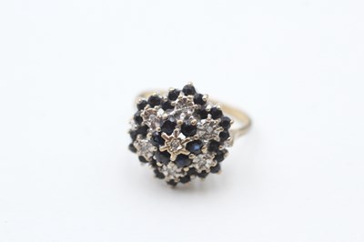 Lot 101 - A 9CT GOLD DIAMOND AND SAPPHIRE FLORAL CLUSTER COCKTAIL RING (4.1g)