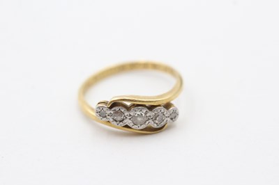 Lot 103 - A 18CT GOLD & PLATINUM DIAMOND FIVE STONE RING (2.6g)