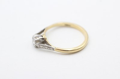 Lot 104 - A 18CT GOLD ILLUSION SET DIAMOND SINGLE STONE RING (2.5g)