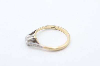 Lot 104 - A 18CT GOLD ILLUSION SET DIAMOND SINGLE STONE RING (2.5g)