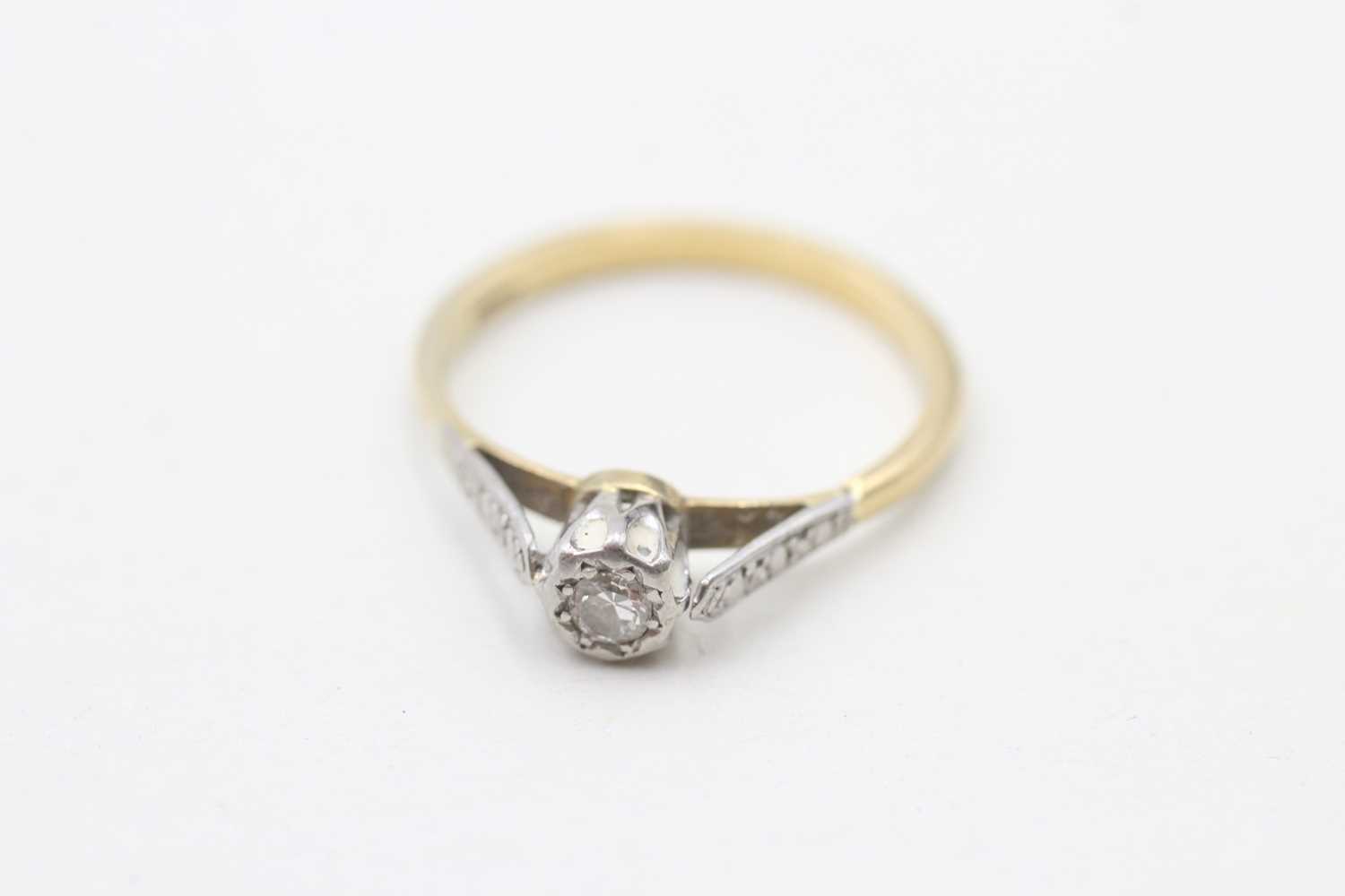 Lot 104 - A 18CT GOLD ILLUSION SET DIAMOND SINGLE STONE RING (2.5g)