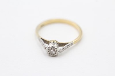 Lot 104 - A 18CT GOLD ILLUSION SET DIAMOND SINGLE STONE RING (2.5g)