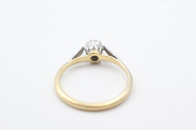 Lot 104 - A 18CT GOLD ILLUSION SET DIAMOND SINGLE STONE RING (2.5g)