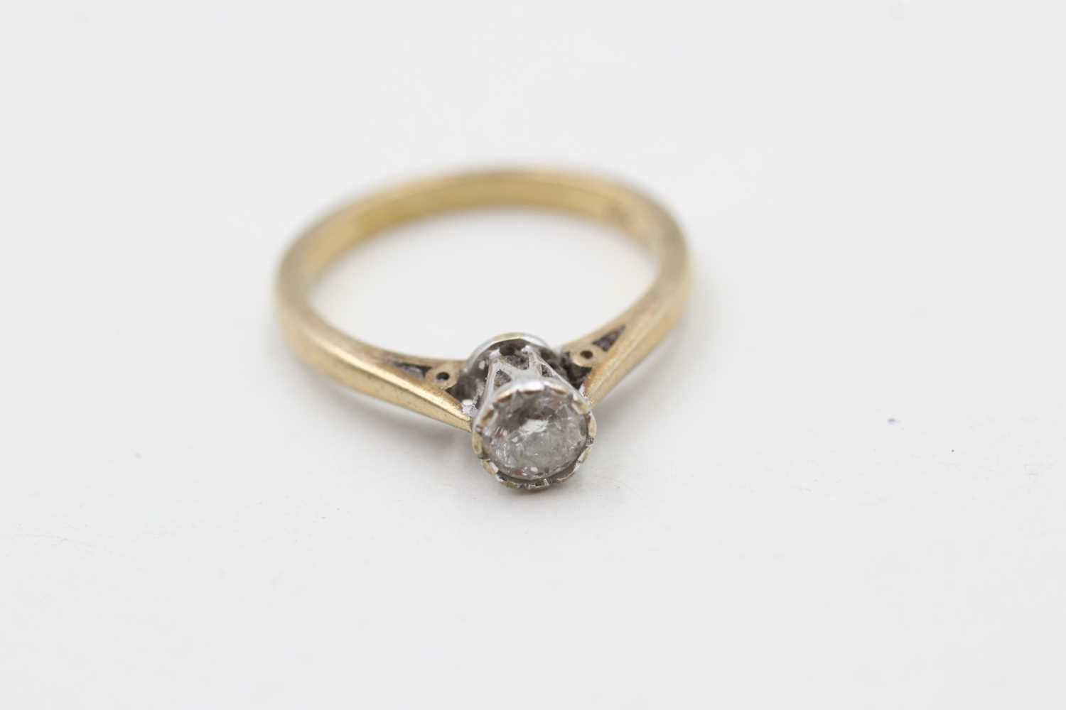 Lot 105 - A 9CT GOLD SOLITAIRE DIAMOND RING, TDW 0.33ct (2.2g)