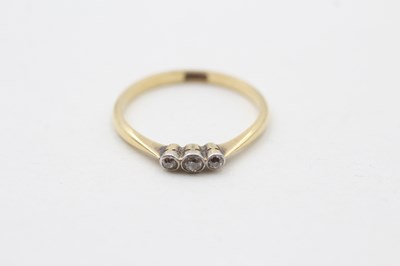 Lot 106 - A 18CT GOLD THREE STONE DIAMOND RING (1.6g)