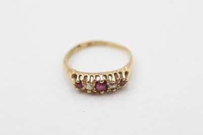 Lot 110 - A 18CT GOLD RUBY AND DIAMOND RING (2g)