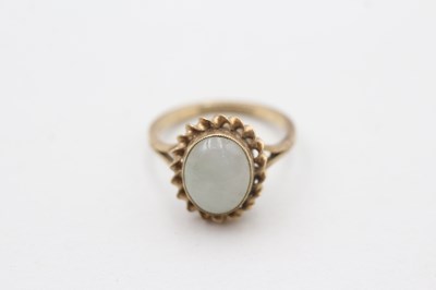 Lot 114 - A 9CT GOLD CABOCHON CUT JADITE DRESS RING (2.6g)