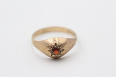 Lot 115 - A 9CT GOLD VINATGE GARNET STAR SET RING (1.7g)