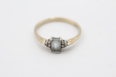 Lot 116 - A 9CT GOLD AQUAMARINE & DIAMOND DRESS RING (1.7g)