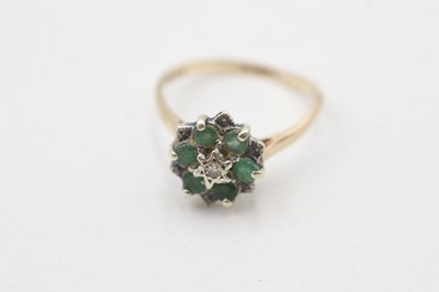 Lot 117 - A 9CT GOLD VINTAGE EMERALD AND DIAMOND CLUSTER RING (as seen) (2.1g)