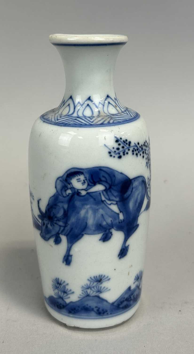 206A - A KANGXI PERIOD BLUE AND WHITE BOTTLE WITH A POEM