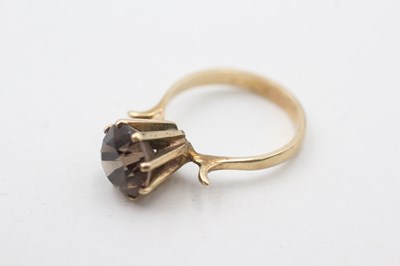 Lot 121 - A 9CT GOLD SMOKEY QUARTZ DRESS RING (3.4g)