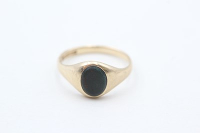 Lot 123 - A 9CT GOLD VINTAGE BLOOD STONE SIGNET RING (3.1g)