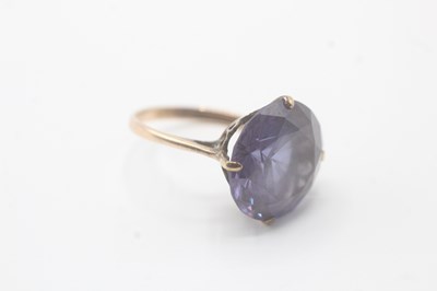 Lot 125 - 9CT GOLD VINTAGE SYNTHETIC COLOUR CHANGING SAPPHIRE DRESS RING (g)