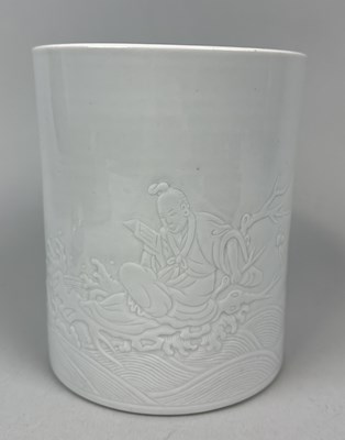 Lot 206 - A CHINESE BLANC DE CHINE BITONG WITH INCISED DECORATION