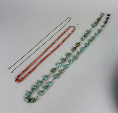 Lot 166 - A VINTAGAE CORAL NECKLACE, TURQUOISE NECKLACE AND YELLOW METAL CHAIN POSSIBLY 9CT GOLD