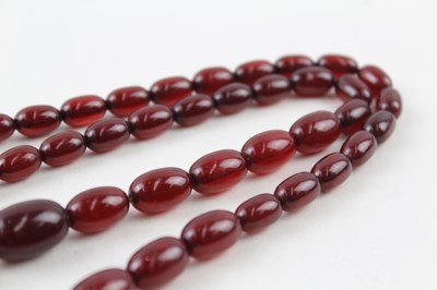 Lot 126 - CHERRY BAKELITE BEADS INTERNAL STREAKING NECKLACE 59g