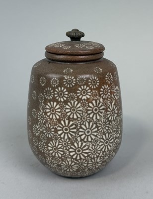 Lot 204 - SHIN SANG-HO (KOREAN B.1947): A GLAZED CERAMIC POT AND COVER