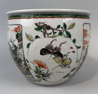 Lot 210 - A CHINESE FAMILLE VERTE BOWL