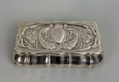 Lot 113 - AN ART NOUVEAU SILVER BOX BY HENRY MATTHEWS